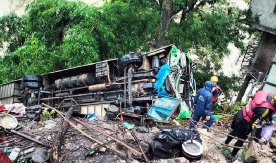 दासढुंगामा बस खस्दा १९ यात्रु घाइते